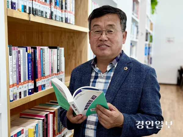 제11대 경기도의원 중 ‘다독왕’에 오른 장대석(시흥2) 의원은 “책을 많이 읽으면서 의정활동의 방향을 잡는 데 큰 도움이 됐다”고 말했다. 2026.6.24 /한규준기자 kkyu@kyoengin.com