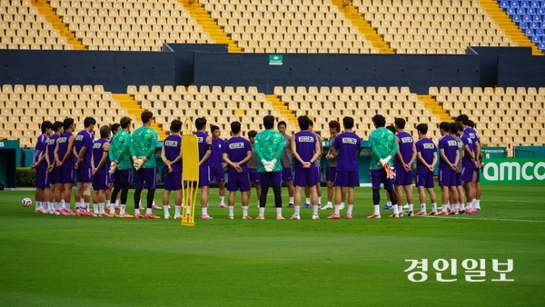 홍명보 감독이 이끄는 한국 축구 국가대표팀이 23일(현지시간) 멕시코 누에보레온주 몬테레이 인근 산니콜라스의 에스타디오 우니베르시타리오 훈련장에서 열린 훈련에서 선수단이 홍 감독의 연설을 듣고 있다. 2026.6.23 몬테레이(멕시코)/이영선기자 zero@kyeongin.com