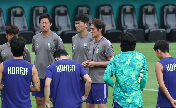 2026 북중미 월드컵에서 남아프리카공화국과 조별리그 3차전을 앞둔 한국대표팀의 홍명보 감독이 23일(현지시간) 멕시코 몬테레이 에스타디오 우니베르시타리오에서 팀 훈련을 지도하고 있다. 2026.6.24 /몬테레이=연합뉴스