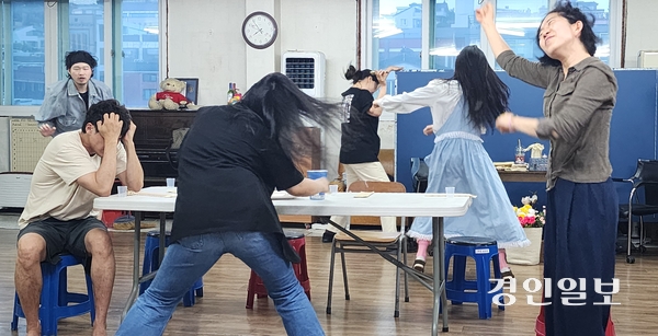 극단 십년후의 ‘메몰리57’ 연습이 이뤄지고 있는 인천 중구 신포동 극단 십년후 연습실 현장. 2026.6.18 /김성호기자 ksh96@kyeongin.com