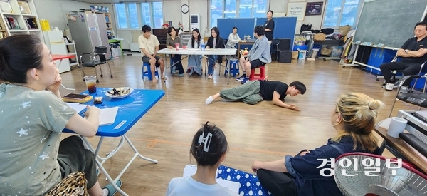 극단 십년후의 ‘메몰리57’ 연습이 이뤄지고 있는 인천 중구 신포동 극단 십년후 연습실 현장. 2026.6.18 /김성호기자 ksh96@kyeongin.com