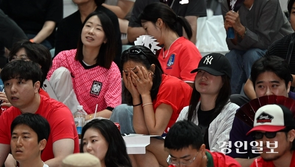25일 오전 2026 북중미 월드컵 조별예선 남아프리카공화국과의 최종전을 응원하기 위해 인천상상플랫폼 웨이브홀에 모인 시민들이 좌절하고 있다. 2026.6.25 /조재현기자 jhc@kyeongin.com