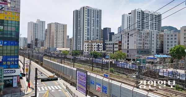 안양역 남쪽 육교에서 바라본 경부선 철로. 이곳 아래를 지나는 안양1번가 지하보도가 환경정비사업을 통해 새롭게 단장됐는데, 절반 정도는 작품을 전시하는 ‘아래갤러리’로 꾸며졌다. 2026.6.25 안양/박상일기자 metro@kyeongin.com