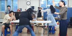어두운 분위기 넘어 균형까지… 까다로운 연기에 호흡 다진다