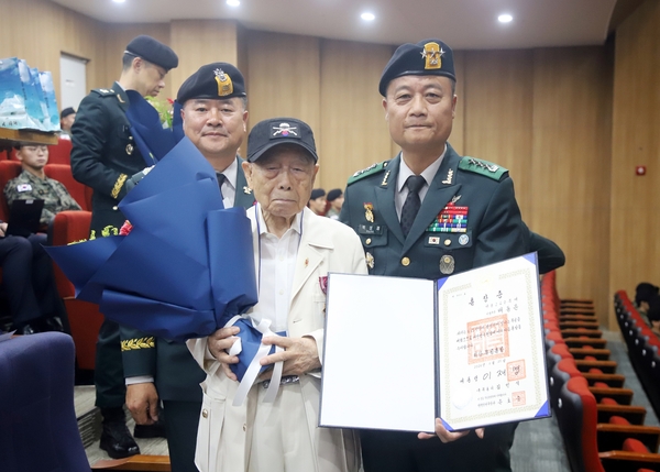 6·25전쟁 당시 8240부대 중대장으로서 임무를 수행했던 배동윤(92)옹이 화랑무공훈장을 수여받고 기념촬영을 하고 있다. 2026.6.25 /특전사 제공