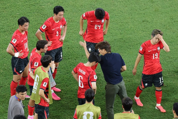 24일(현지시간) 멕시코 몬테레이 스타디움에서 열린 2026 북중미 월드컵 A조 3차전 한국과 남아프리카공화국의 경기. 홍명보 감독이 후반 하이드레이션 타임 때 전술을 지시하고 있다. 2026.6.25 /몬테레이=연합뉴스