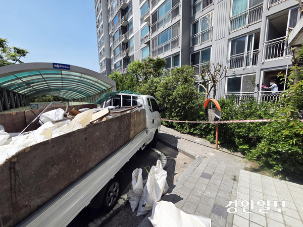 지난달 30일 의왕 내손동의 한 아파트 단지에서 2명이 숨진 가운데 6일 오전 이곳에서 청소업체 관계자들이 화재 흔적을 지우기 위한 작업을 하고 있다. 2026.5.6 /이시은기자 see@kyeongin.com