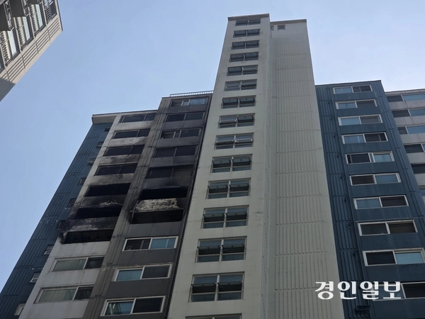 의왕 내손동의 한 아파트 단지에 화재 흔적이 아직 남아있다. 2026.5.6 /이시은기자 see@kyeongin.com