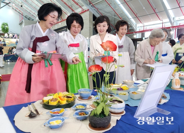 27일 인천 중구 상상플랫폼에서 열린 제37회 전국차인큰잔치 차음식경연대회에서 심사위원들이 출품작을 심사하고 있다. 2026.6.27 /백효은기자 100@kyeongin.com