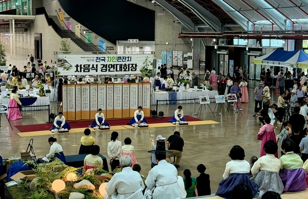 27일 인천 중구 상상플랫폼에서 열린 제37회 전국차인큰잔치. 2026.6.27 /백효은기자100@kyeongin.com