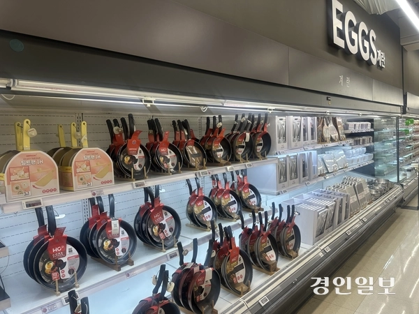 홈플러스 동수원점 2층 식품매장 내 ‘계란’코너에 프라이팬 등 PB(자체브랜드) 제품이 진열돼 있다. 2026.6.26 /목은수기자wood@kyeongin.com