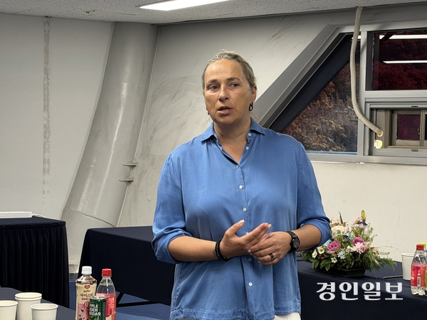 안나 아르자노바 세계수중연맹 회장이 28일 인천문학박태환수영장에서 취재진의 질문에 답변하고 있다. 2026.6.28 /백효은기자 100@kyeongin.com
