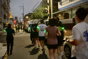 [현장르포] “어두운 골목, 우리가 직접 살핀다”… 경찰·시민 함께 뛰는 ‘순찰 러닝’