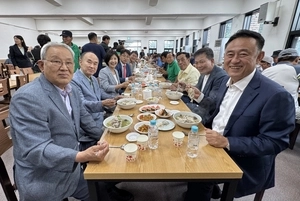 500그릇에 담은 온정… 여주 가남읍 어르신들 ‘든든한 한끼’