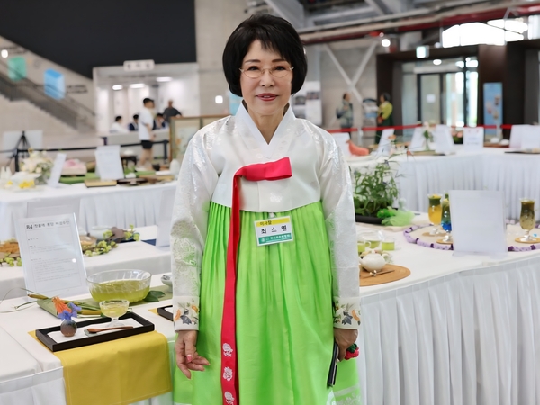 최소연 한국차문화협회 이사장이 지난 27일 인천 중구 상상플랫폼에서 열린 제37회 전국 차인 큰잔치에서 “차는 사람과 사람이 만나 ‘우리’가 되는 과정이고 그 속에서 삶이 더욱 풍요로워진다”고 말했다. 2026.6.27 /한국차문화협회 제공