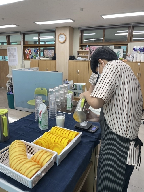 부천 원종고등학교 학생들이 특수학급 직업 교육 프로그램에 참여하고 있다. /원종고 제공