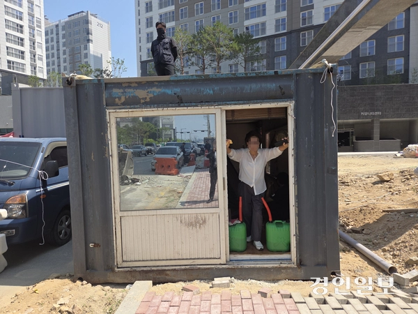 신안 실크밸리 2차 공공형 임대아파트 공사현장에서 유치권 행사를 하고 있는 한 채권업체 대표가 인화성 물질을 앞에 놓고 철거에 맞서고 있다. 2026.6.29 이천/서인범기자 sibkyeongin.com