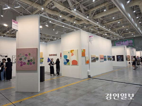 ‘2026 화랑미술제 in 수원’의 전시 전경. 2026.6.29 /구민주기자 kumj@kyeongin.com