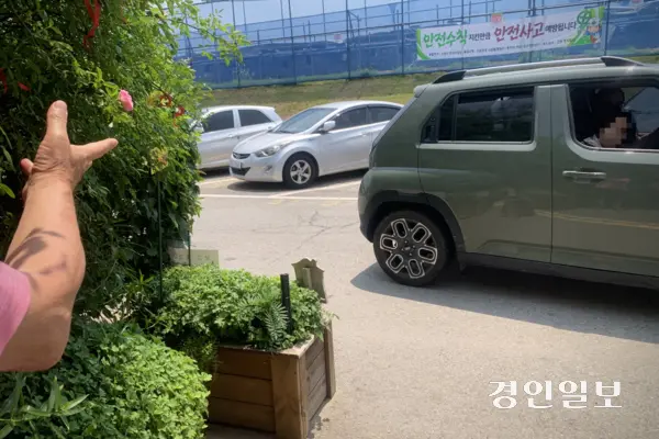 29일 오전 수원시 남수동의 ‘파란대문 장미’ 명소 앞. 인근 주민이 차를 세우고 집주인 정모(70대)씨와 이야기를 나누고 있다. 정씨 부부에게서 받아간 장미 가지를 삽목해 키우고 있다는 이 주민은 도난 소식을 듣고 직접 찾아와 안타까운 마음을 전했다. 2026.6.29 /유혜연기자 pi@kyeongin.com