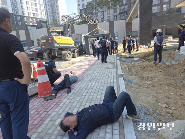 29일 신안 실크밸리 2차 공공형 임대아파트 공사현장에서 공사대금을 못받아 유치권 행사 중인 업체 측과 시공사 측이 물리적인 충돌을 빚었다. 2026.6.29 이천/서인범기자 sib@kyeongin.com
