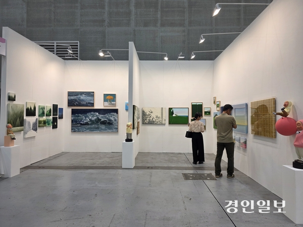 ‘2026 화랑미술제 in 수원’의 전시 전경. 2026.6.29 /구민주기자 kumj@kyeongin.com