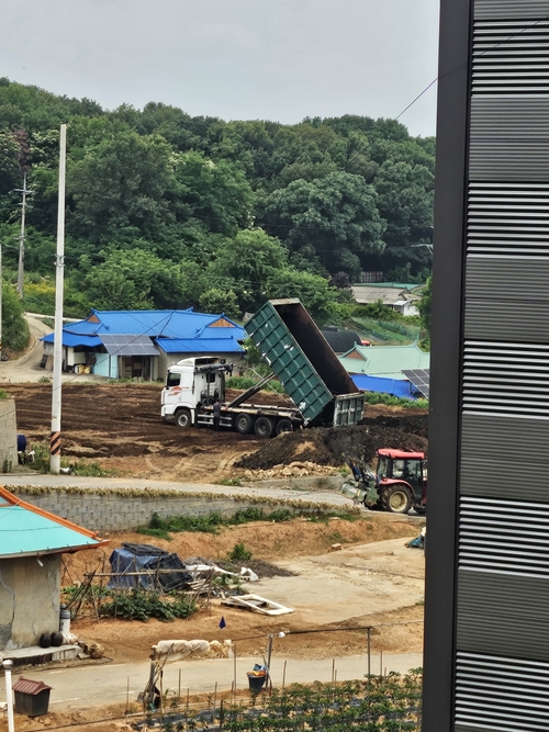 최근 평택시 포승읍 한 야산 아래 밭에 분뇨로 추정되는 물질이 살포되고 있다. 인근 주민들은 파리떼와 악취로 심각한 생활 불편을 겪고 있다며 관계기관에 대책 마련을 촉구하고 있다. /독자 제공