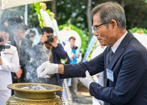29일 오전 평택 해군제2함대사령부 충무동산에서 열린 ‘제2연평해전 승전 24주년 기념행사’에서 안규백 국방부 장관을 비롯한 해군·해병대 주요 직위자들이 서해 6용사를 향해 경례하고 있다. 2026.6.29 /해군2함대 제공