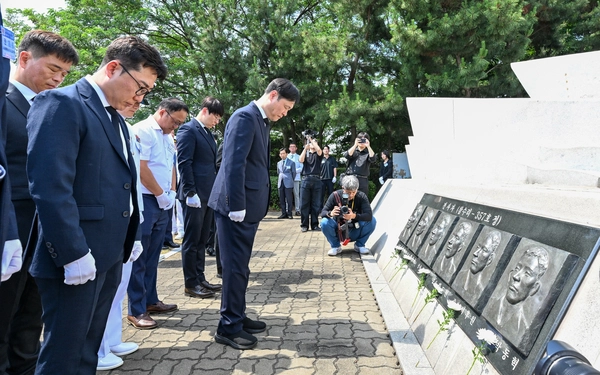 29일 오전 평택 해군제2함대사령부 충무동산에서 열린 ‘제2연평해전 승전 24주년 기념행사’에서 참수리-357호정 부장으로 참전했던 이희완(예비역 대령) 전 국가보훈부 차관과 참전 장병들이 전승비에 새겨진 서해 6용사 얼굴 부조상을 바라보며 묵념하고 있다. 2026.6.29 /해군2함대 제공