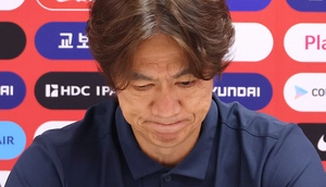 홍명보, 국가대표팀 감독 자진 사퇴 “국민들께 진심으로 죄송”