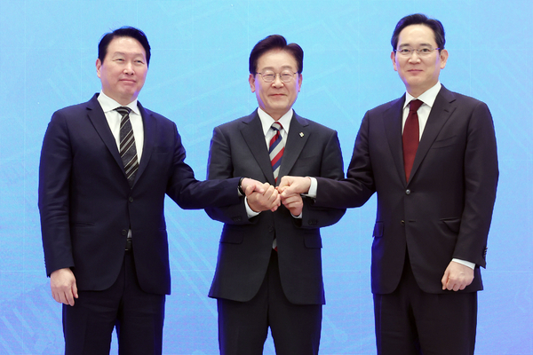 이재명 대통령과 이재용 삼성전자 회장, 최태원 SK그룹 회장이 29일 청와대에서 열린 3대 메가프로젝트 국민보고회에서 기업 투자계획 발표 후 손을 잡고 있다. 2026.6.29 /청와대통신사진기자단