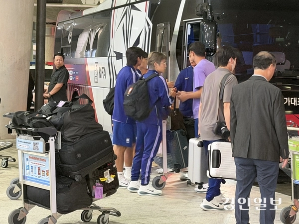 30일 오전 인천국제공항에서 인사를 나누고 있는 축구 국가대표팀 선수들. 2026.6.30 /백효은기자 100@kyeogin.com