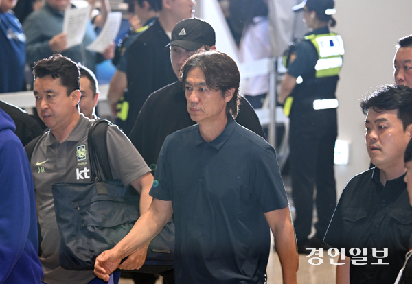 2026 북중미 월드컵 32강 진출 실패의 책임을 지고 사퇴 의사를 밝힌 홍명보 축구대표팀 감독이 30일 새벽 인천국제공항 2터미널을 통해 귀국하고 있다. 2026.6.30 /조재현기자 jhc@kyeongin.com