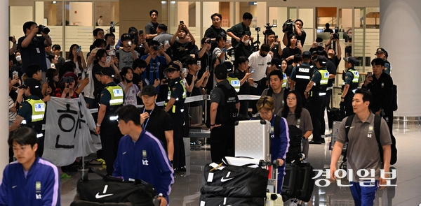 2026 북중미 월드컵 32강 진출 실패의 책임을 지고 사퇴 의사를 밝힌 홍명보 축구대표팀 감독과 선수단 일부가 30일 새벽 인천국제공항 2터미널을 통해 귀국하고 있다. 2026.6.30 /조재현기자 jhc@kyeongin.com