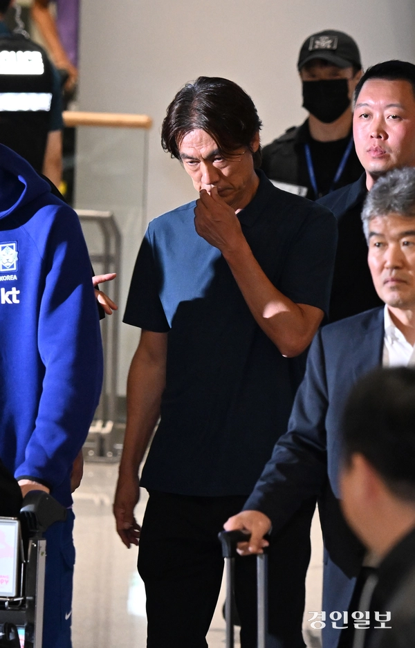2026 북중미 월드컵 32강 진출 실패의 책임을 지고 사퇴 의사를 밝힌 홍명보 축구대표팀 감독이 30일 새벽 인천국제공항 2터미널을 통해 귀국하고 있다. 2026.6.30 /조재현기자 jhc@kyeongin.com