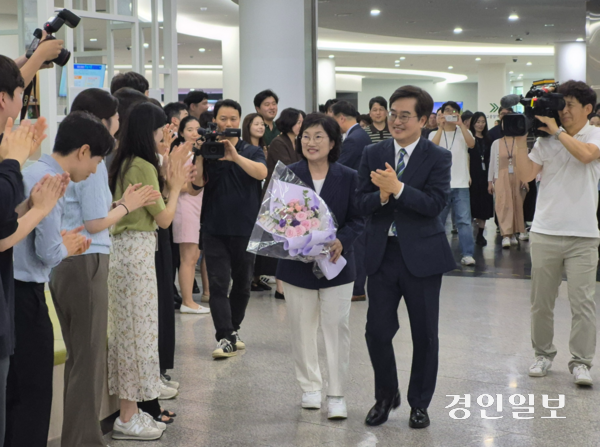 30일 경기도청 1층에서 김동연 경기도지사와 부인 정우영 여사가 도청 직원들의 환대 속에 마지막 퇴근길에 오르고 있다. 2026.6.30 /김태강 기자 think@kyeongin.com
