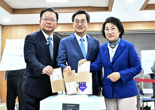 제22대 국회의원선거 사전투표 첫날인 2024년 4월 5일 성남시 분당구 서현1동행정복지센터에서 김부겸 당시 더불어민주당 공동상임선대위원장과 김동연 경기도지사가 투표하고 있다. 해당 지역은 총선 지역구로는 성남분당갑에 해당한다. 2024.4.5 /경기사진공동취재단
