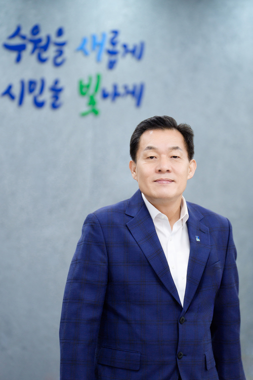 이재준 수원특례시장은 민선8기 시정의 연속성을 바탕으로 ‘수원을 새롭게, 시민을 빛나게’를 이어가며 민생 안정과 첨단산업 육성, 문화관광 허브 조성 등을 추진하겠다고 밝혔다. /수원시 제공