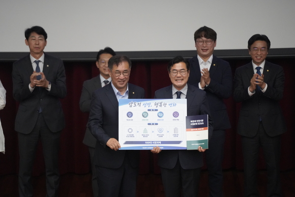인천시장직 인수위원회 맹성규 위원장이 30일 ‘박찬대 인천시장 시정운영 권고(안)’을 박찬대 당선자에게 전달했다. 2026.6.30 /인천시장직 인수위 제공