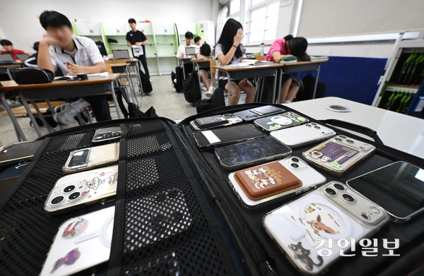 안민석 경기도교육감 당선자가 학교 내 휴대전화 사용을 제한하는 폰프리스쿨 정책을 추진하고 있지만, 사용하지 않는 휴대전화 제출 방지 방안 마련과 초등학교의 낮은 수거율 등이 해결 과제로 떠오르고 있다. 24일 수원시내 한 고등학교에서 학생들이 휴대전화를 제출하고 있다. 2026.6.24 /최은성기자 ces7198@kyeongin.com