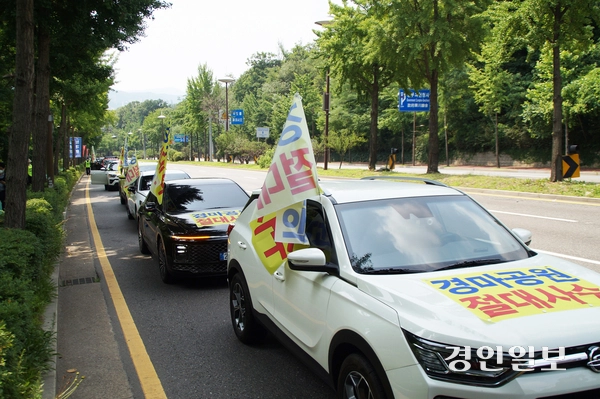 30일 오전 진행된  ‘과천경마공원 사수 범시민 차량집회’에 참여한 100여대의 차량들이 남태령으로 향하는 길에 한줄로 길게 늘어서 있다. 2026.6.30  과천/박상일기자 metro@kyeongin.com