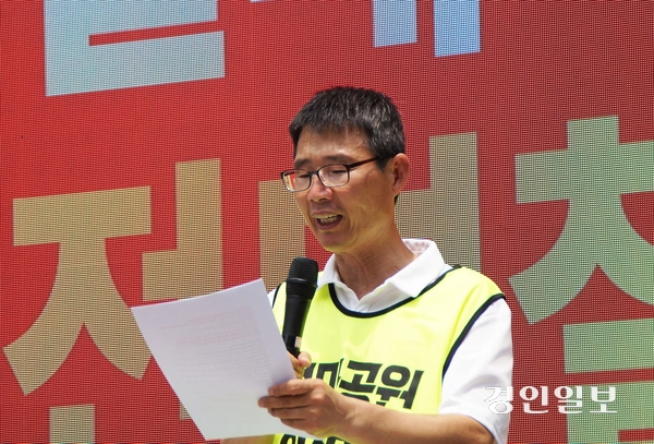30일 오전 진행된  ‘과천경마공원 사수 범시민 차량집회’에서 김동진 경마공원 이전반대 비상대책위원장이 성명을 발표하고 있다. 2026.6.30 과천/박상일기자 metro@kyeongin.com
