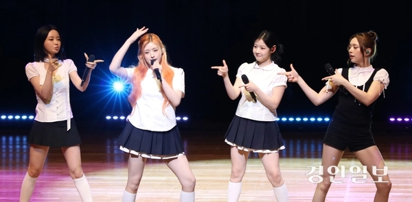 지난달 30일 경기 하남문화예술회관에서 열린 ‘민선 9기 출범 기념 시민축제’에서 하남시 홍보대사인 걸그룹 ‘FIFTY FIFTY(피프티피프티)’가 공연을 펼치고 있다. 2026.6.30 하남/문성호기자 moon23@kyeongin.com