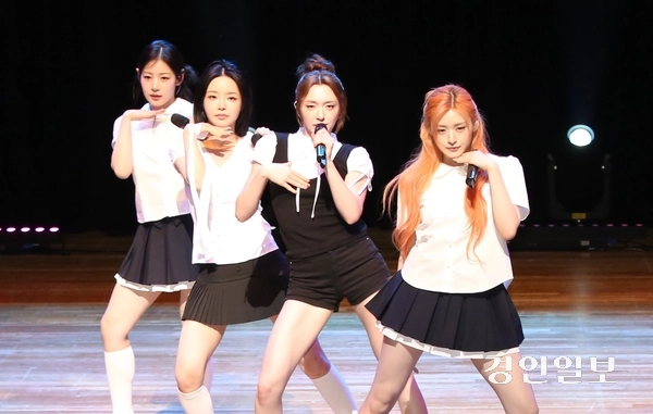 지난달 30일 경기 하남문화예술회관에서 열린 ‘민선 9기 출범 기념 시민축제’에서 하남시 홍보대사인 걸그룹 ‘FIFTY FIFTY(피프티피프티)’가 공연을 펼치고 있다. 2026.6.30 하남/문성호기자 moon23@kyeongin.com