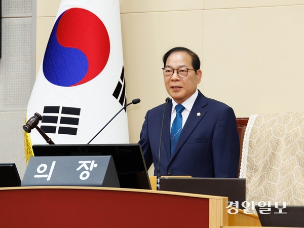 1일 부천시의회 의장에 선출된 박병권 의원이 본회의에서 의사를 진행하고 있다. /부천시의회 제공