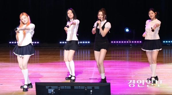 지난달 30일 경기 하남문화예술회관에서 열린 ‘민선 9기 출범 기념 시민축제’에서 하남시 홍보대사인 걸그룹 ‘FIFTY FIFTY(피프티피프티)’가 공연을 펼치고 있다. 2026.6.30 하남/문성호기자 moon23@kyeongin.com