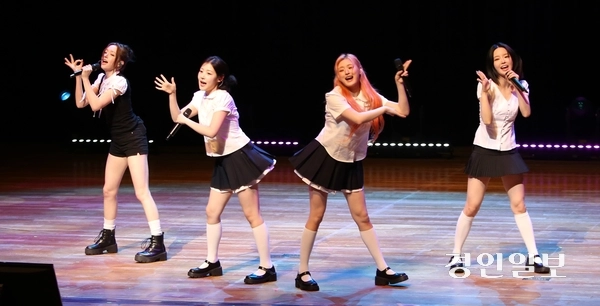 지난달 30일 경기 하남문화예술회관에서 열린 ‘민선 9기 출범 기념 시민축제’에서 하남시 홍보대사인 걸그룹 ‘FIFTY FIFTY(피프티피프티)’가 공연을 펼치고 있다. 2026.6.30 하남/문성호기자 moon23@kyeongin.com