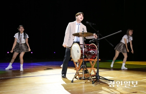 지난달 30일 경기 하남문화예술회관에서 열린 ‘민선 9기 출범 기념 시민축제’에서 ‘장구의 신’ 박서진이 신나는 공연을 펼치고 있다. 2026.6.30 하남/문성호기자 moon23@kyeongin.com