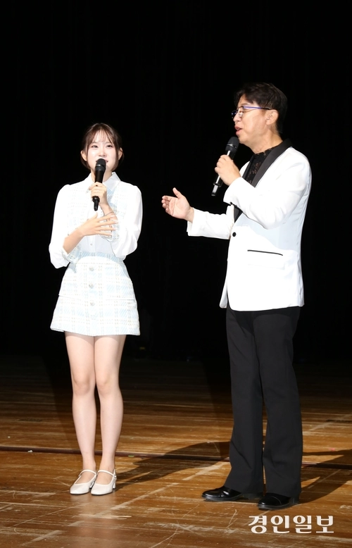 지난달 30일 경기 하남문화예술회관에서 열린 ‘민선 9기 출범 기념 시민축제’에서 ‘트롯요정’ 김다현과 개그맨 최홍림이 하남시에 대해 얘기를 나누고 있다.  2026.6.30 하남/문성호기자 moon23@kyeongin.com