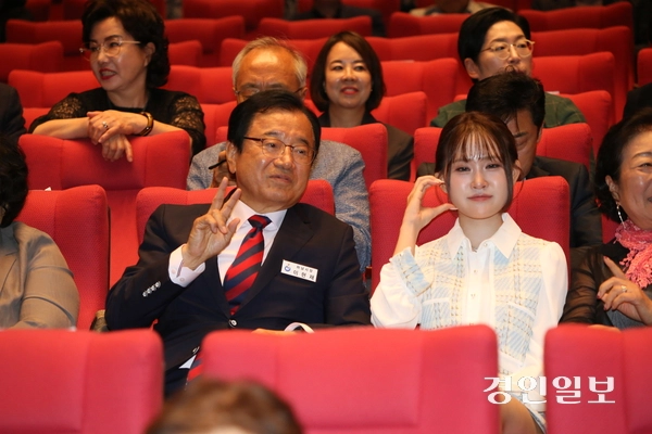 지난달 30일 경기 하남문화예술회관에서 열린 ‘민선 9기 출범 기념 시민축제’에서 ‘트롯요정’ 김다현과 이현재 하남시장이 하트를 날리고 있다.  2026.6.30 하남/문성호기자 moon23@kyeongin.com