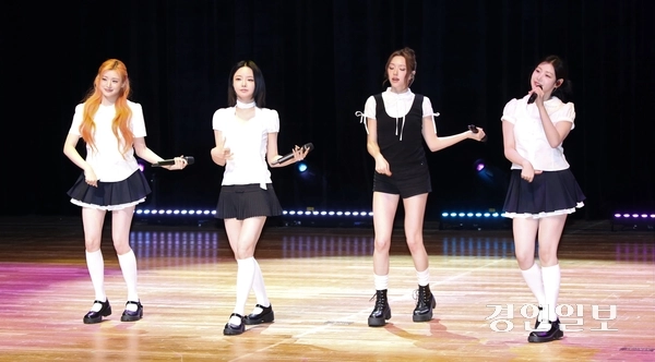 지난달 30일 경기 하남문화예술회관에서 열린 ‘민선 9기 출범 기념 시민축제’에서 하남시 홍보대사인 걸그룹 ‘FIFTY FIFTY(피프티피프티)’가 공연을 펼치고 있다. 2026.6.30 하남/문성호기자 moon23@kyeongin.com